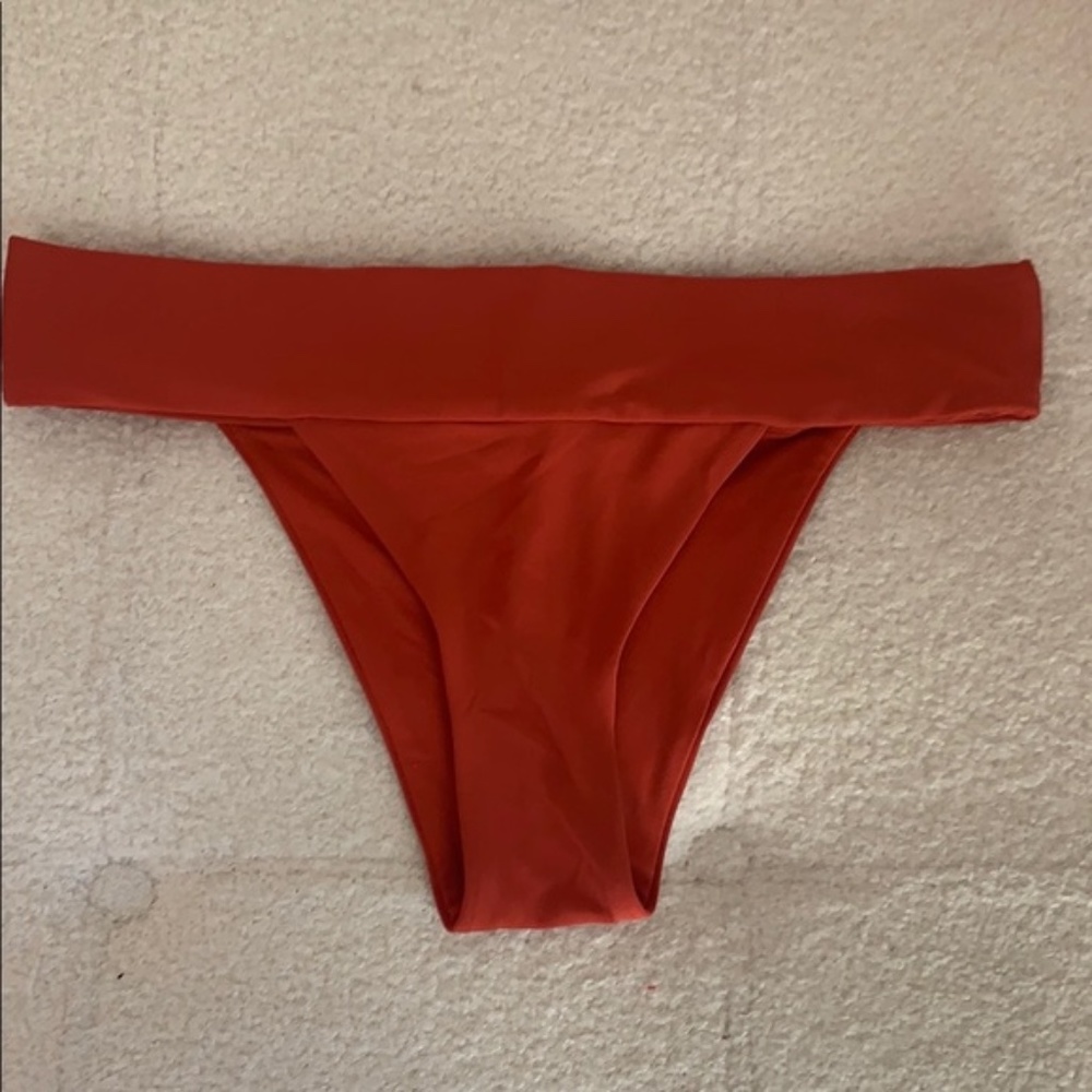 Robin Piccone, F21 - Picture 2 of 5